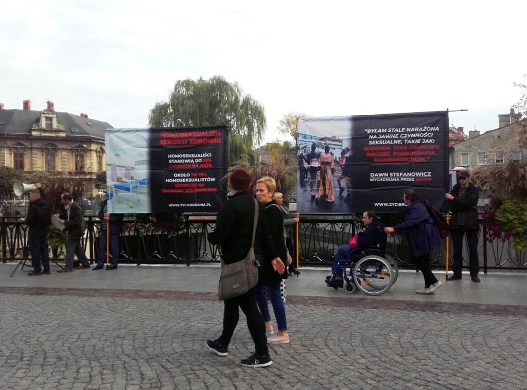 Prawda o LGBT nie pozostała bez echa – pikieta w Bielsku-Białej