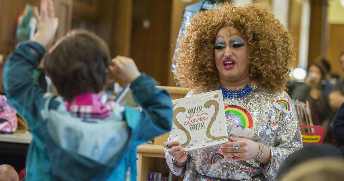 drag queen czyta dzieciom